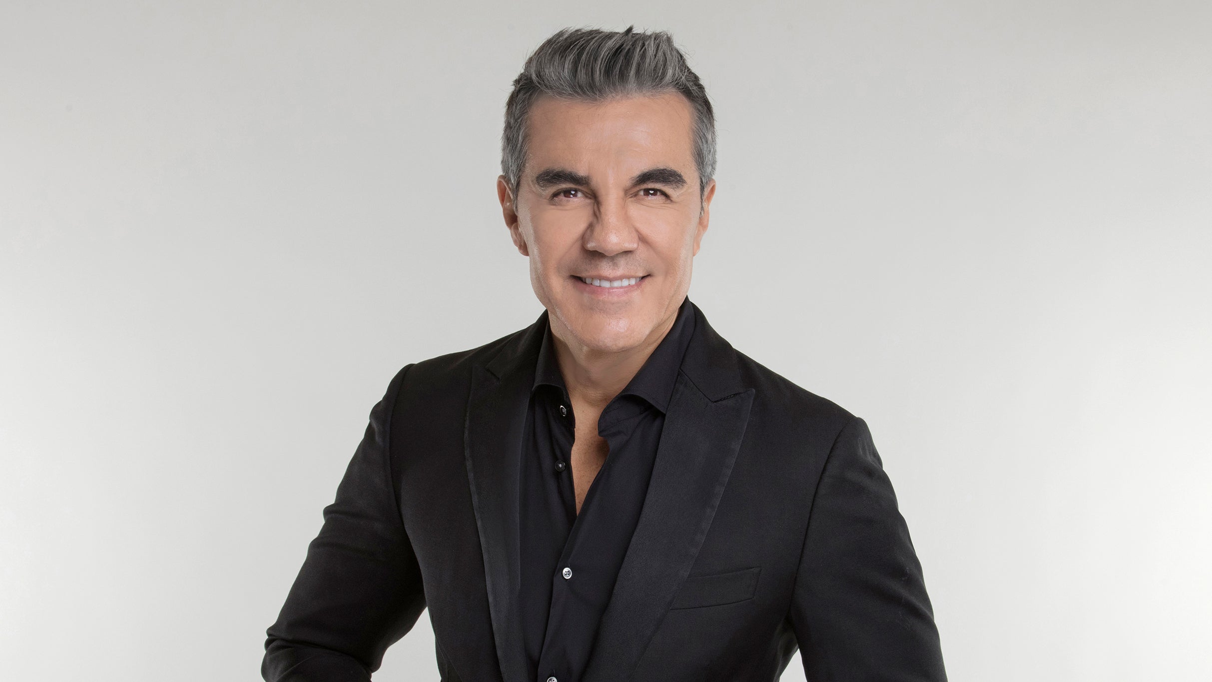Adrian Uribe: 50 y Pico Tour